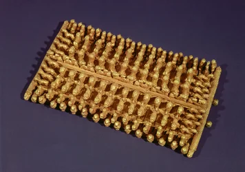 Fibula Rettangolare, dalla Tomba Barberini (oro)